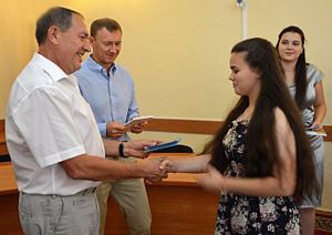 В Кропивницком школьники получили первую зарплату и трудовые книжки